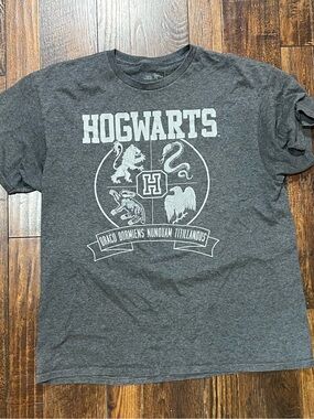 Hogwarts Crest Graphic Tee - Gray